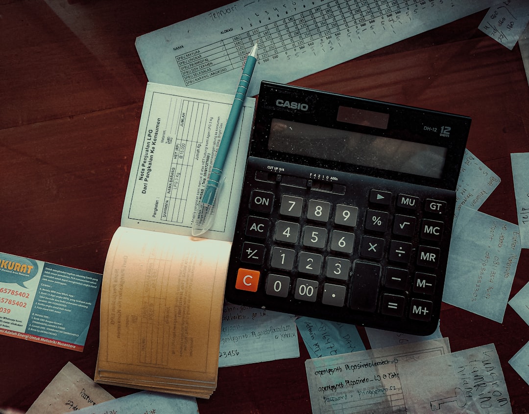 Comparison table of the top 5 AI accounting tools for ecommerce