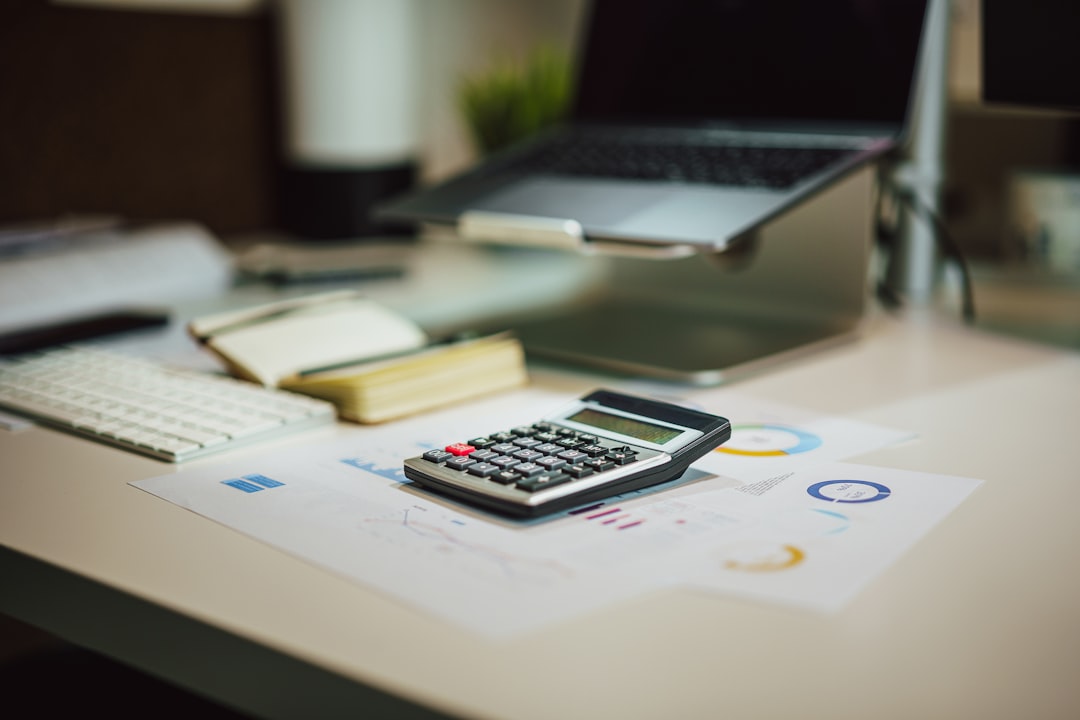Flowchart guiding freelancers to the best accounting software based on currency, app usage, and budget